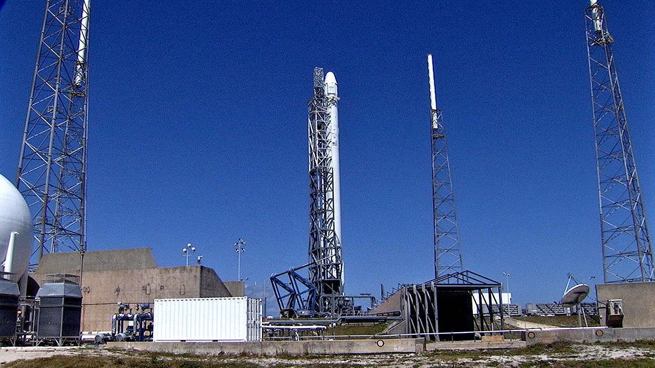 SpaceX 'Go' for Dragon Cargo Ship Launch to Space Station Monday